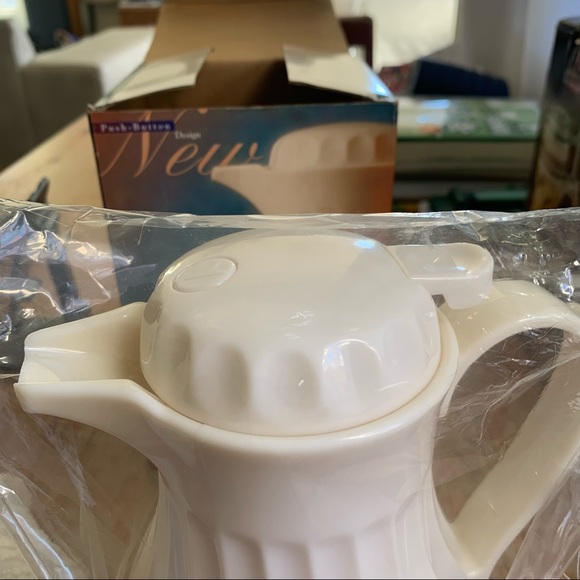 Connoisserve™ Coffee Carafe, 20 oz. - Picture 4 of 6